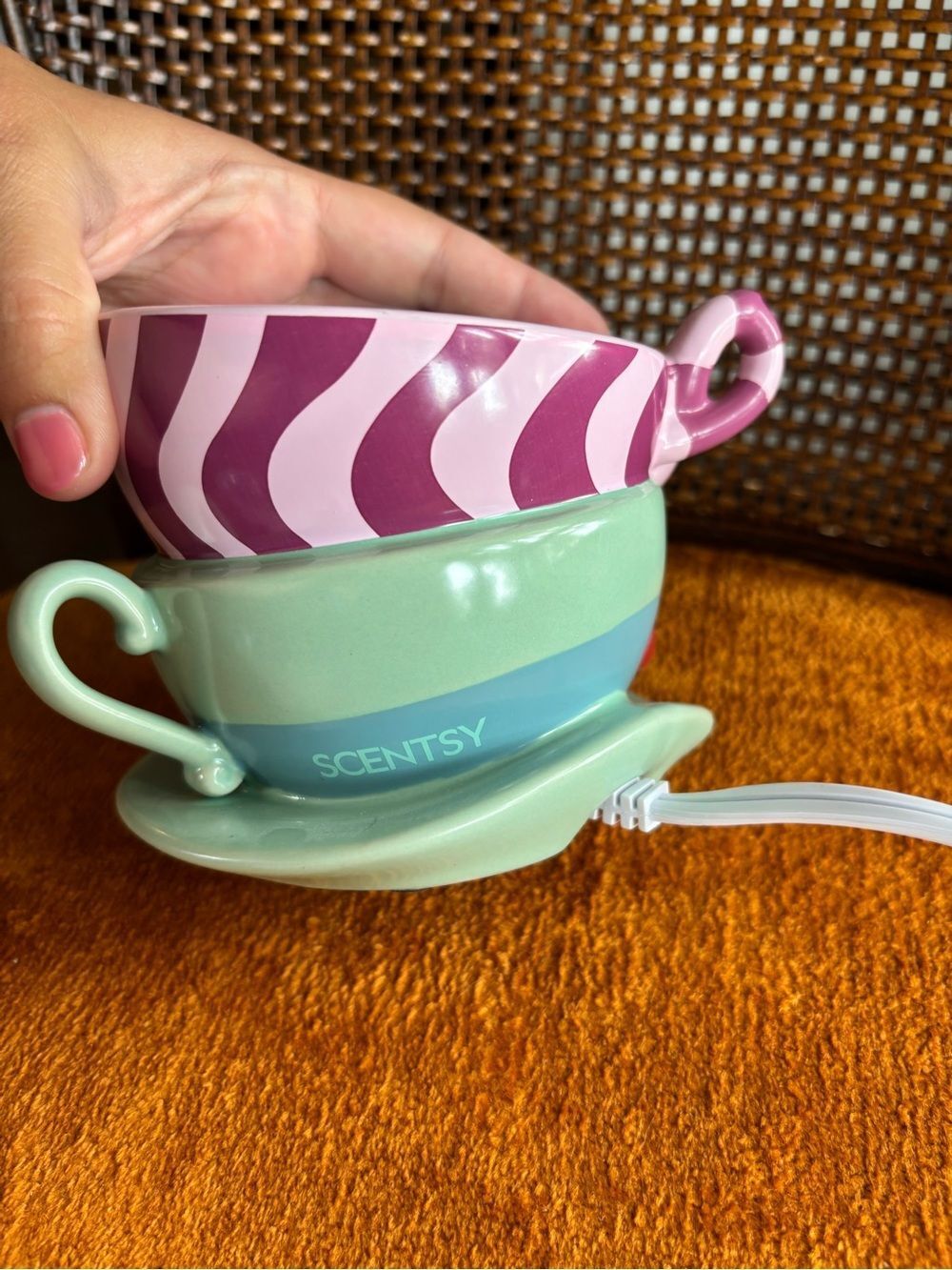 Disney Scentsy Alice Wonderland Teacup Retired Cheshire Cat & Alice Wax Warmer - Picture 5 of 9